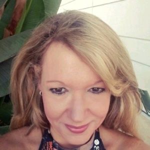 Meet your Posher, Dee